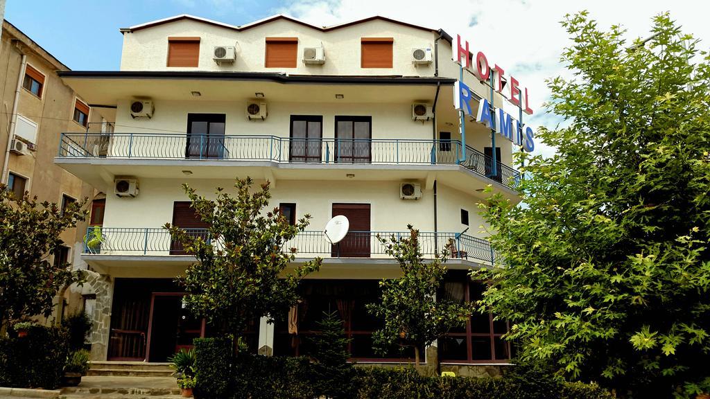 RAMIS Hotel&Outdoor Sports Center Përmet Buitenkant foto